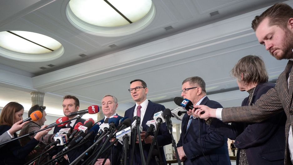 Warszawa, 18.01.2024. Posłowie PiS: Rafał Bochenek, Henryk Kowalczyk (4L), Mateusz Morawiecki (4P) i Zbigniew Kuźmiuk (3P) podczas konferencji prasowej w Sejmie w Warszawie, 18 bm. (jm) PAP/Marcin Obara