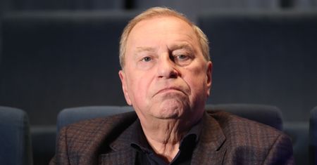 Tabloid ujawnia, jak Jerzy Stuhr czuje się po wypadku. "Jest BARDZO ROZTRZĘSIONY"