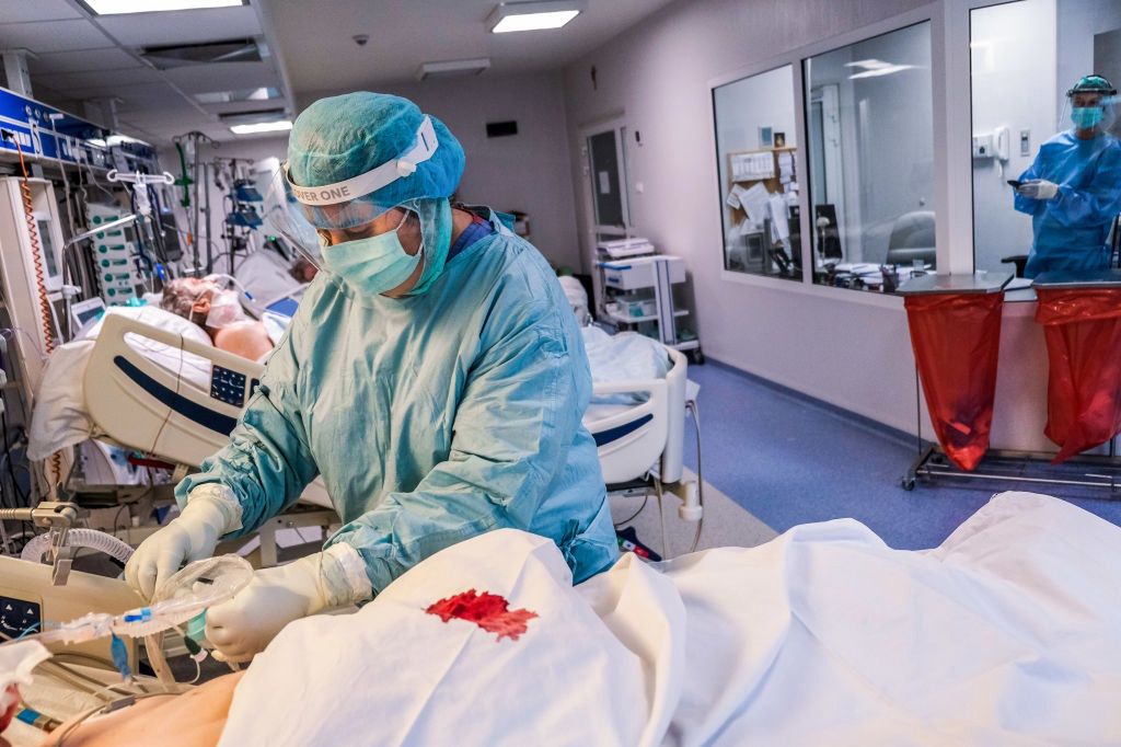 Gdyby nie restrykcje w Polsce zmarłoby 50 tys. osób więcej