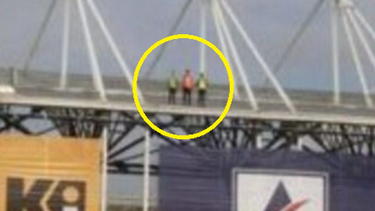 Nastolatkowie wspięli się na dach toruńskiej Motoareny