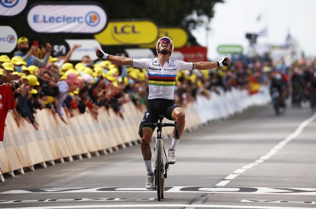 Wielka kraksa podczas Tour de France. Powodem zachowanie fanki