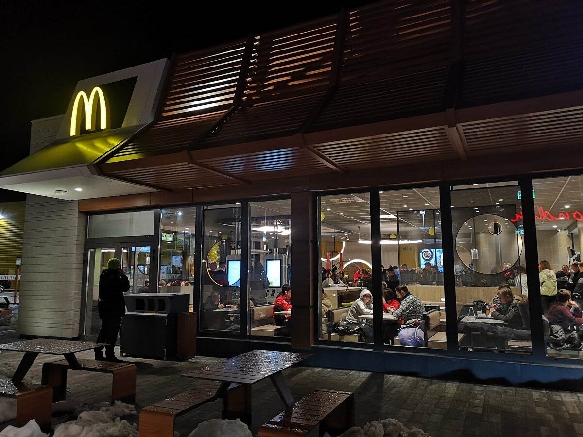 klienci w lokalu McDonalds Krasnik