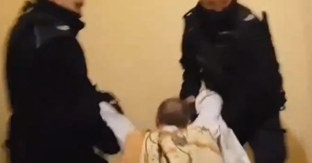 Poznań. Policjanci przerwali nabożeństwo i wynieśli księdza. Łamał obostrzenia