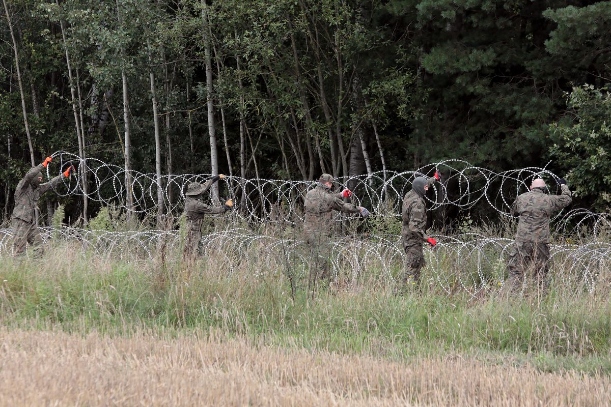 
Polskie służby ustawiające tymczasowe ogrodzenie na granicy z Białorusią 