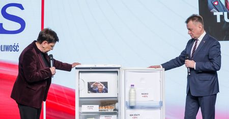 Atakują Tuska za drożyznę. Na konferencję przyszli z lodówką