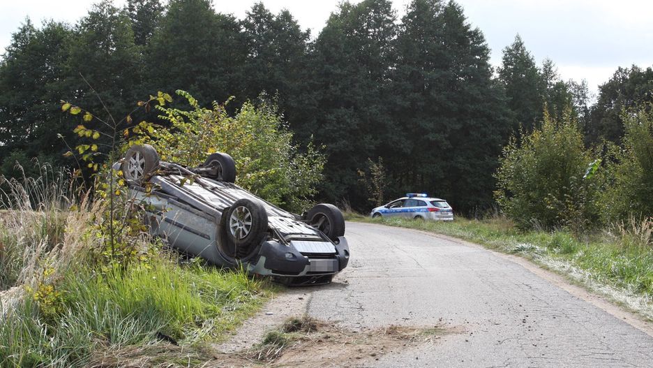 Policjanci zauważyli leżące na dachu volvo.
