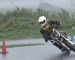 Motocyklowa Gymkhana w deszczu