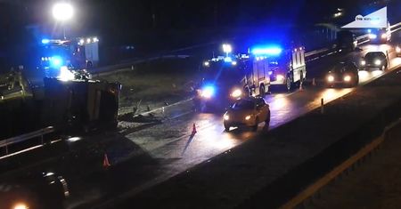 Tir uderzył w osobówkę na S17 na Mazowszu. Ranne dwie osoby