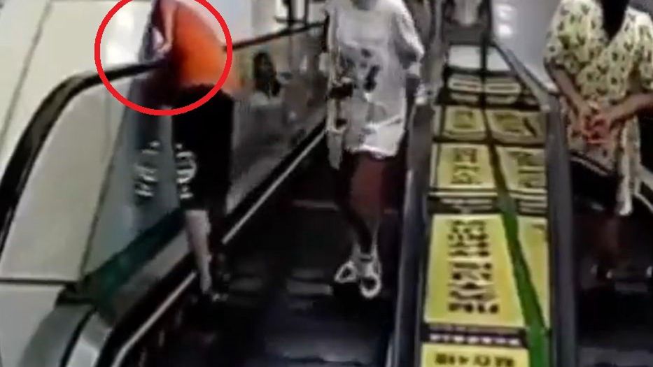 Głowa dziecka utknęła na ruchomych schodach. Wideo dla osób o mocnych nerwach