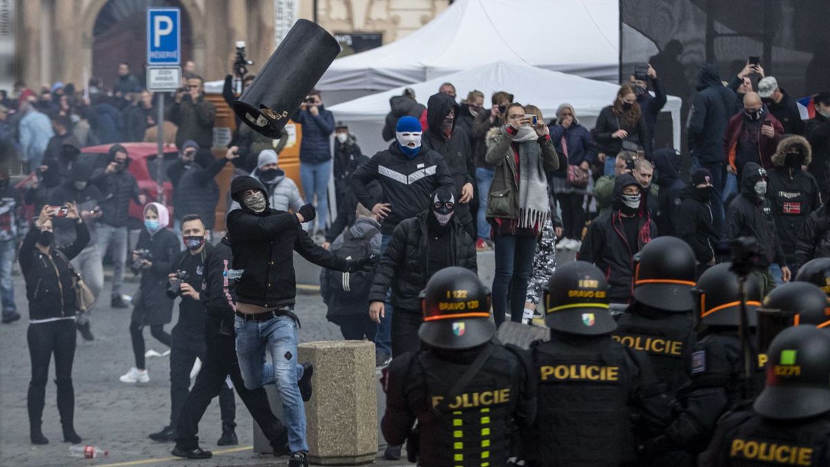 chuligani starli się z policją po demonstracji kibiców w Pradze