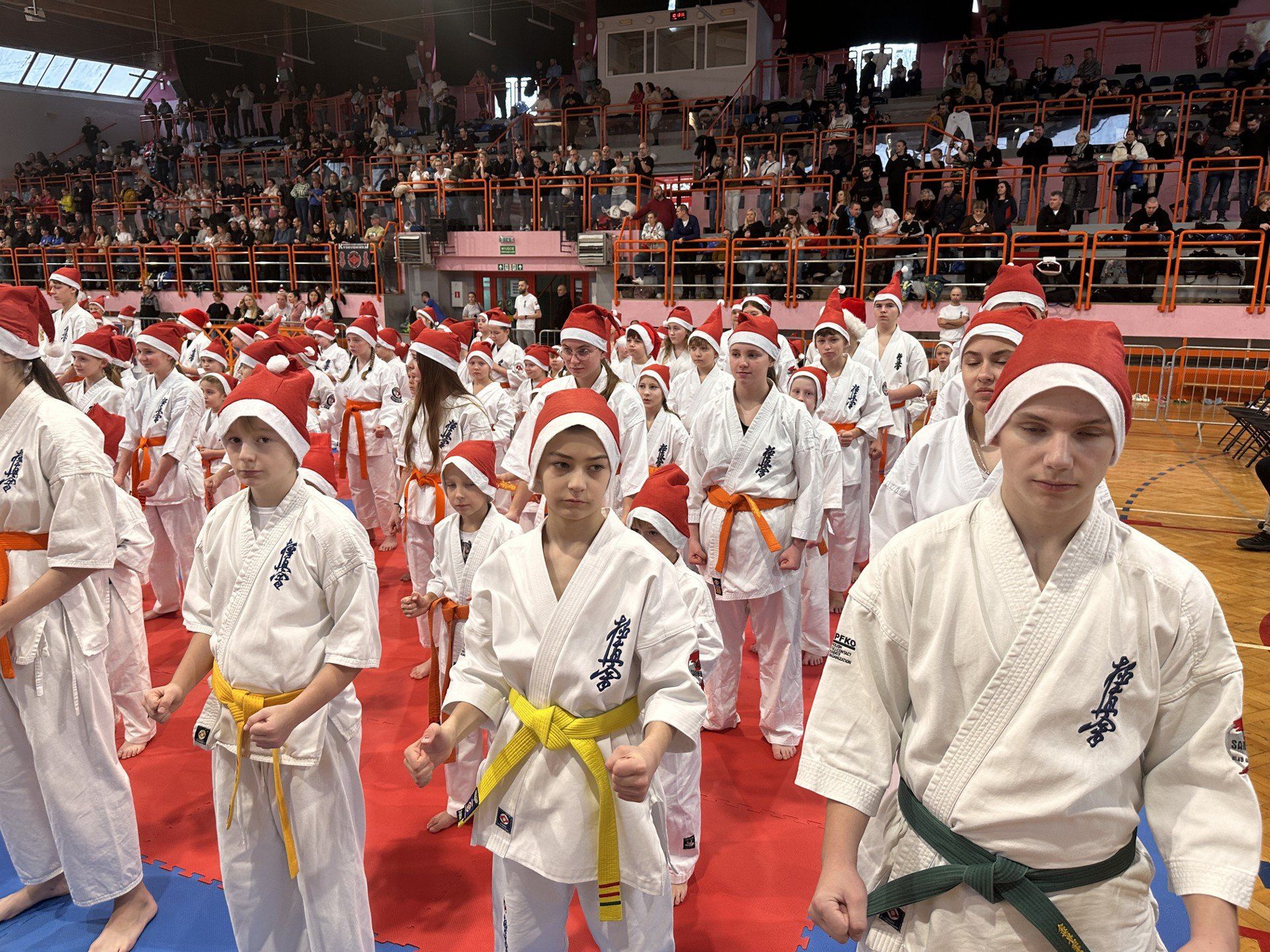 340 zawodników przedstawicieli klubów z całej Polski bierze udział w sobotę, 6 grudnia, w XII Mikołajkowym Turnieju Karate Dzieci i Młodzieży, jaki rozgrywany jest hali sportowej przy ulicy Patkowskiego w Sandomierzu.