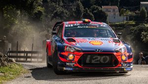 WRC: Thierry Neuville na czele w Rajdzie Korsyki. Samochód Erica Camillego w płomieniach
