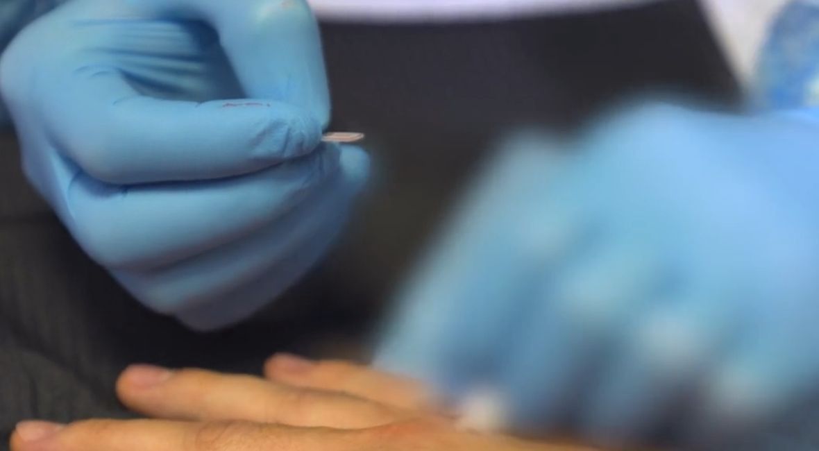 Dzięki maleństwu ze zdjęcia - 28 mm długości, 7 mm szerokości 0,4 mm grubości - dokona się "cud" przemiany ciała w kartę