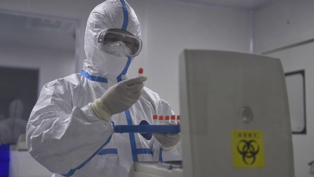 Pracownik chińskiego laboratorium bada próbki z koronawirusem