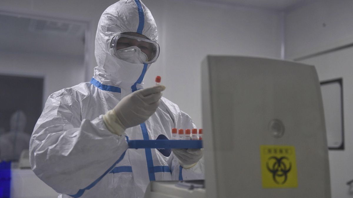 PAP / Liu Kun/	PHOTOSHOT / Na zdjęciu: Pracownik chińskiego laboratorium bada próbki z koronawirusem
