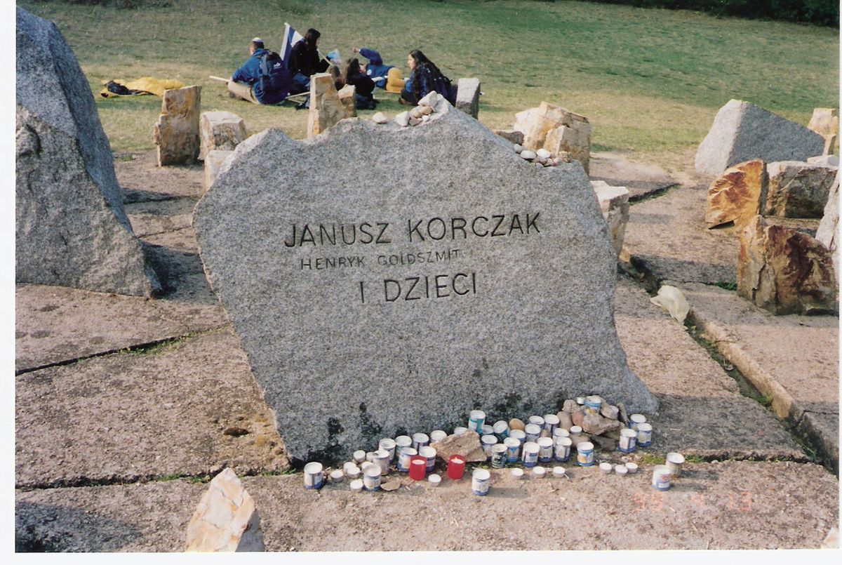 Symboliczny grób Janusza Korczaka w Treblince. To tu z Umschlagplatzu  przyjechał pedagog i dwustu jego podopiecznych