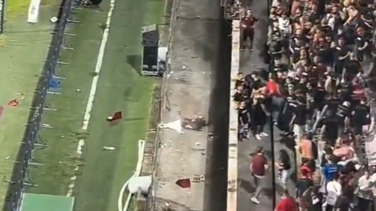 Twitter / CalcioPillole / Na zdjęciu: kibice rzucają krzesełka na murawę