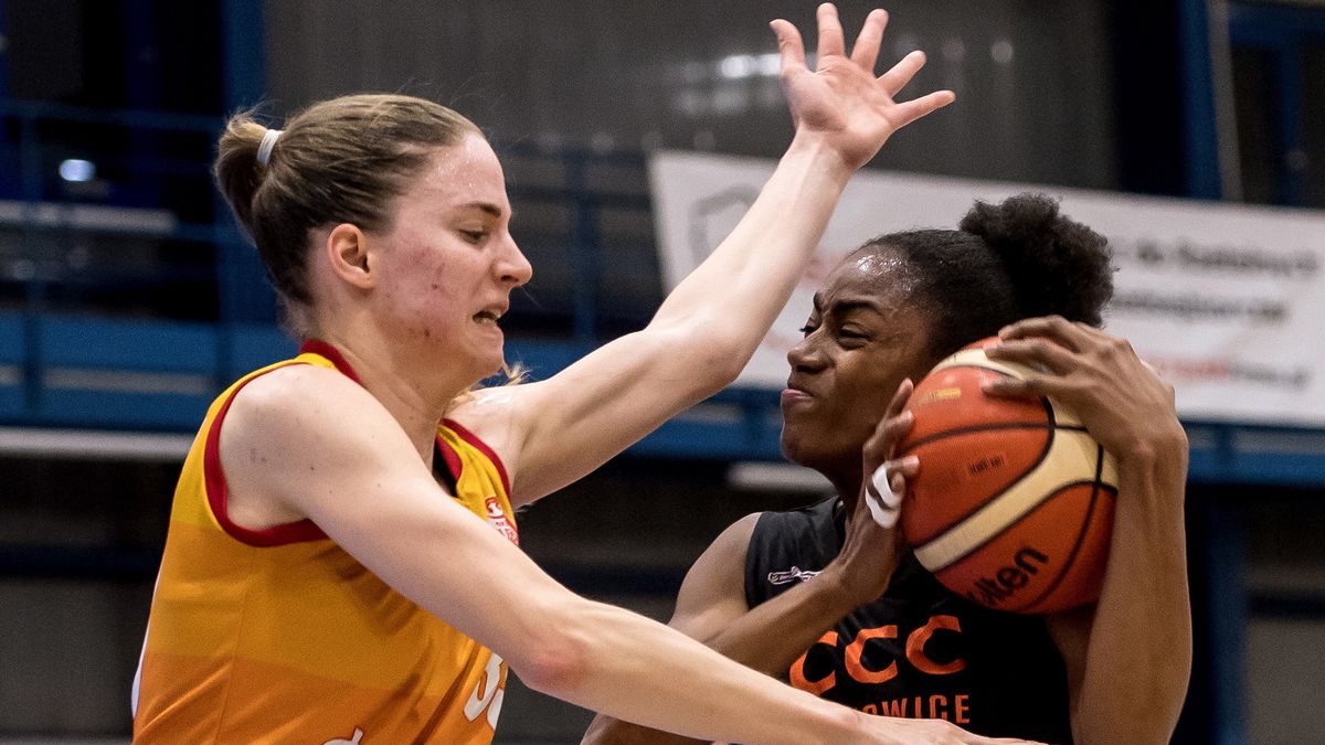 PAP / Maciej Kulczyński / Na zdjęciu: Tiffany Hayes (z piłką)