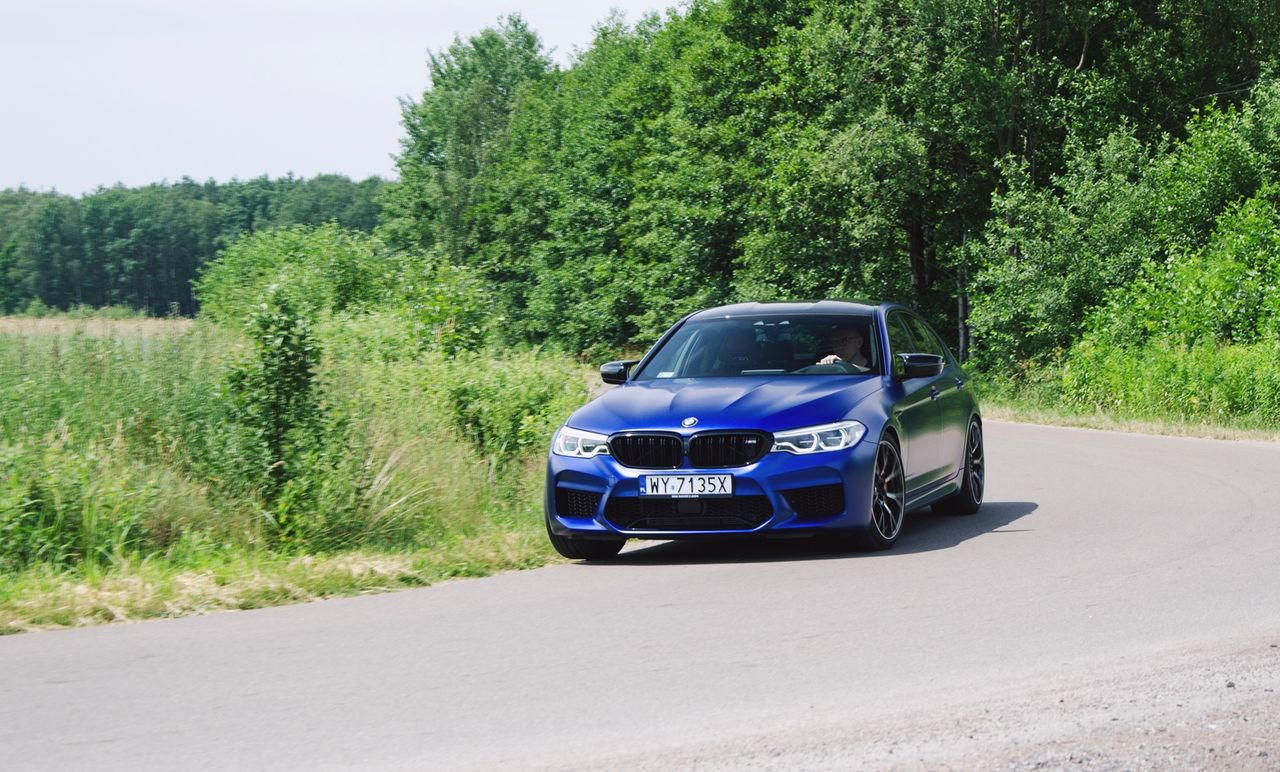 Test BMW M5 Competition w warunkach drogowych. Auto imponuje wszechstronnością