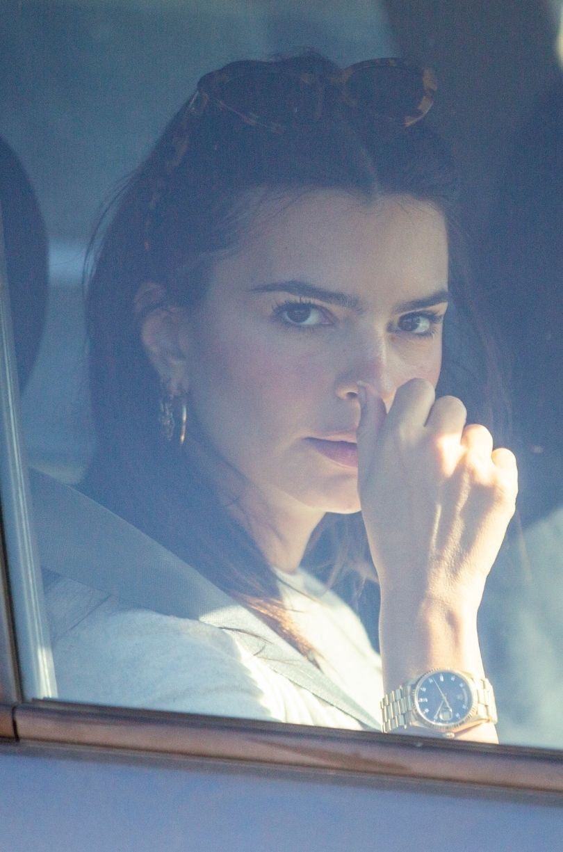 Emily Ratajkowski eksponuje ciążowe krągłości, paradując po Los Angeles w krótkim topie
