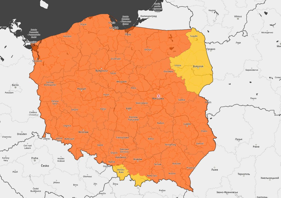 Z prognozy zagrożeń IMGW wynika, że w weekend nieco mniej upalnie będzie tylko na północnym wschodzie