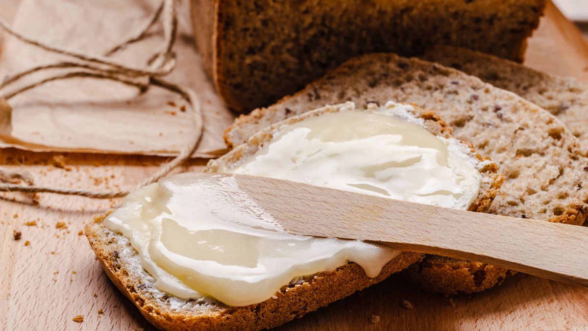 Smarowidło do pieczywa z olejem roślinnym (60% tłuszczu) w tubce z dodatkiem soli i witaminą D