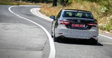 Nowa Toyota Camry: Passatowi szykuje się rywal, jakiego dawno nie miał