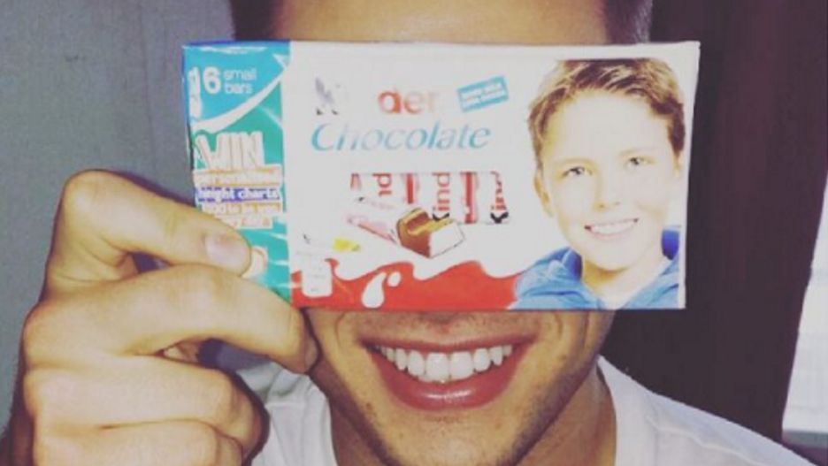 Josh Bateson chętnie przypomina, że w dzieciństwie grał w reklamie Kinder Chocolate.