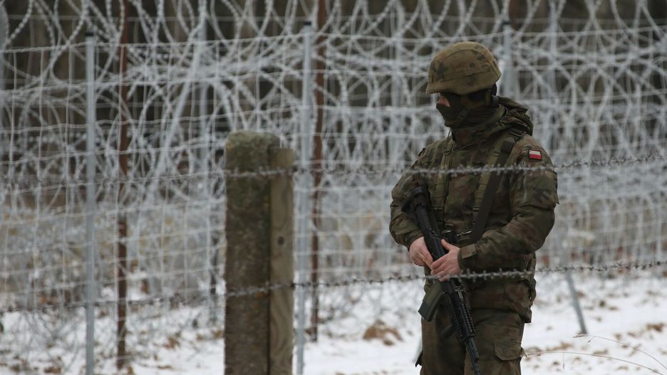 Gorąco na granicy z Białorusią. Straż Graniczna obrzucona petardami i kamieniami