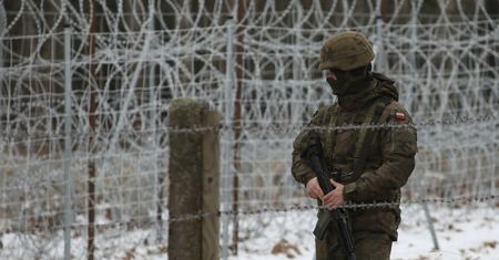 Gorąco na granicy z Białorusią. Straż Graniczna obrzucona petardami i kamieniami
