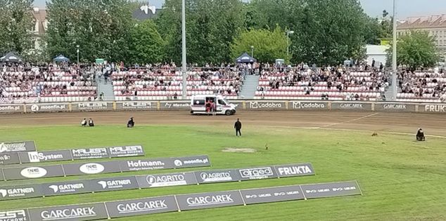 Karetka na torze w Ostrowie, w której znalazł się Luke Becker