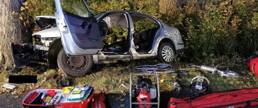 Dwie osoby zostały ranne w wypadku w gminie Lichnowy. Samochód uderzył w drzewo

