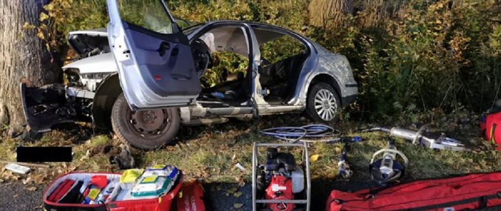 Dwie osoby zostały ranne w wypadku w gminie Lichnowy. Samochód uderzył w drzewo
