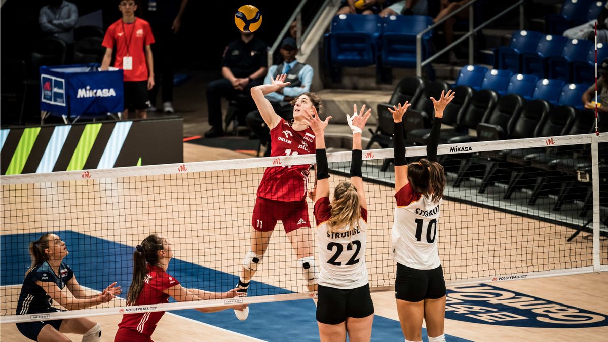 Materiały prasowe / FIVB / Na zdjęciu: Atak Martyny Łukasik w meczu z Niemkami