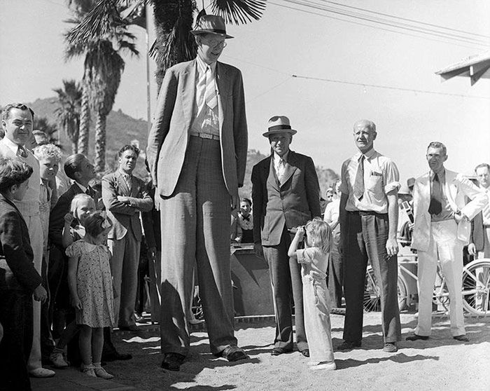 Robert Wadlow miał prawie 3 metry wzrostu. Zobacz historyczne zdjęcia 7