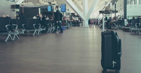 Zostawił bagaż na lotnisku. Gdy wrócił służby czekały z mandatem