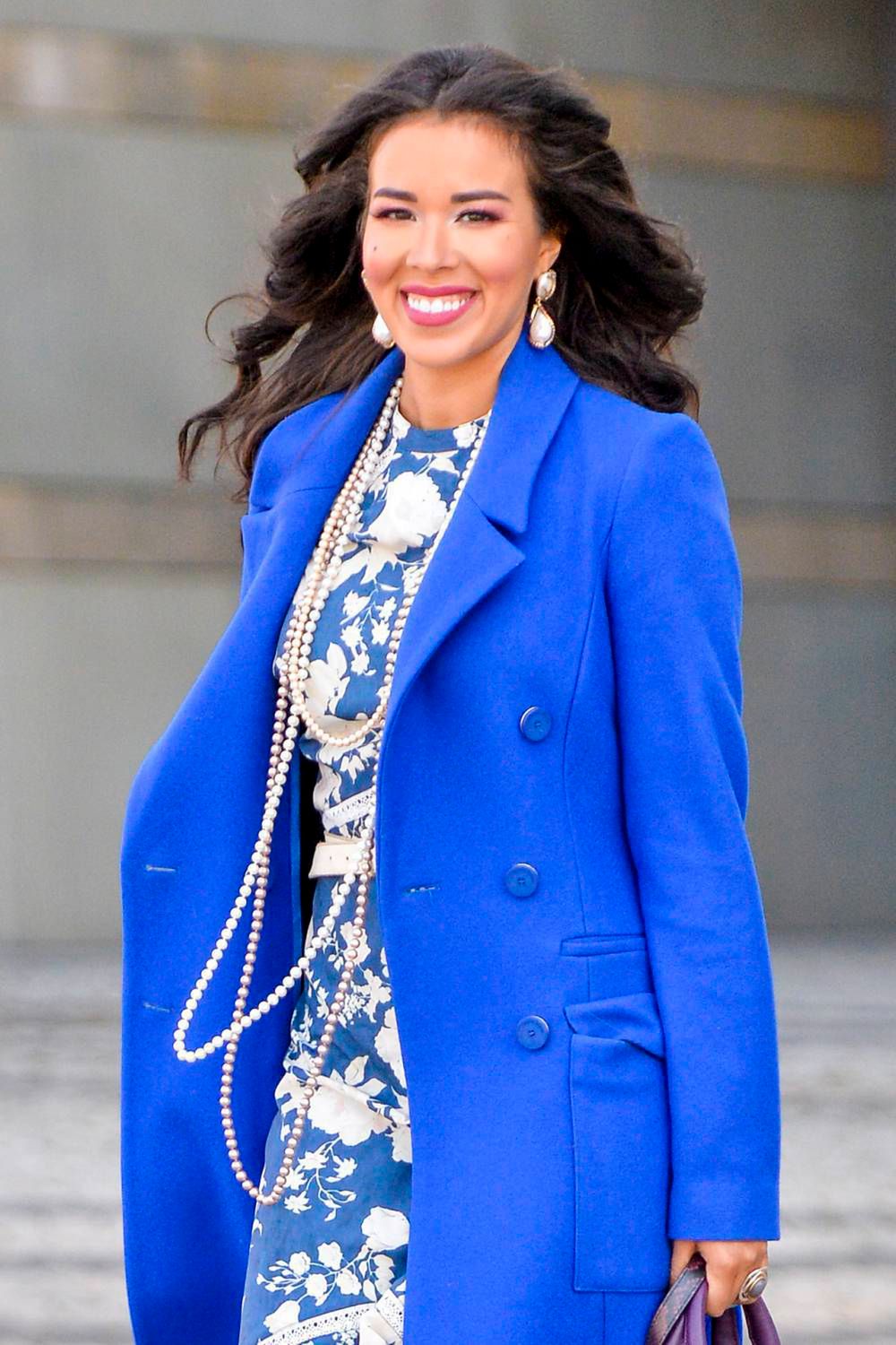Tamara Gonzalez Perea w niebieskim płaszczu
