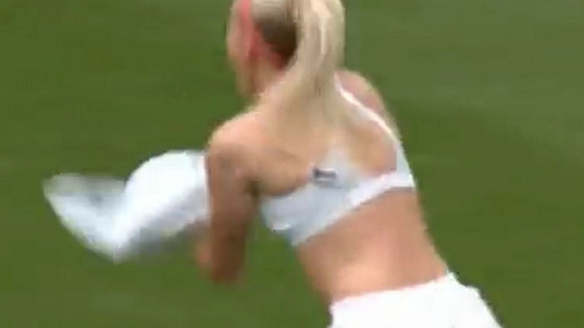 Chloe Kelly po strzeleniu gola w finale mistrzostw Europy