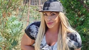 To nie jest przeróbka w AI. Spójrz na jej bicepsy