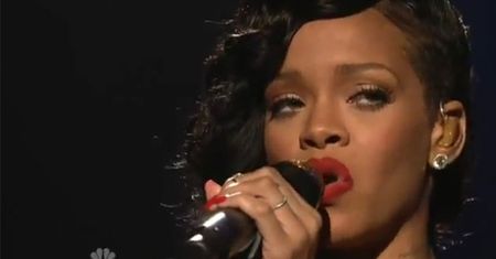 Rihanna śpiewa na żywo NOWĄ BALLADĘ!