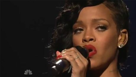  Rihanna śpiewa na żywo NOWĄ BALLADĘ!