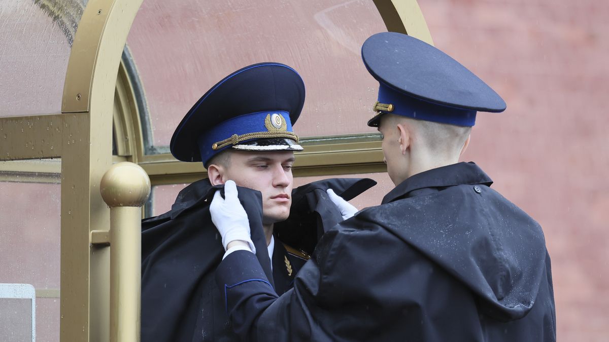 ?A member of the honour guard adjusts the raincoat of a comrade to protect him from the rain at the Tomb of the Unknown Soldier in front of the Kremlin wall on a rainy summer day in Moscow, Russia, 18 June 2025. EPA/YURI KOCHETKOV Dostawca: PAP/EPA.