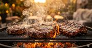 Rzuciłeś mięso prosto z lodówki na ruszt? Właśnie zniszczyłeś majówkę. Oto 7 błędów, które każdy facet robi na grillu