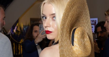 Anya Taylor-Joy w Cannes. W prześwitującej sukience przedzierała się przez tłum gapiów