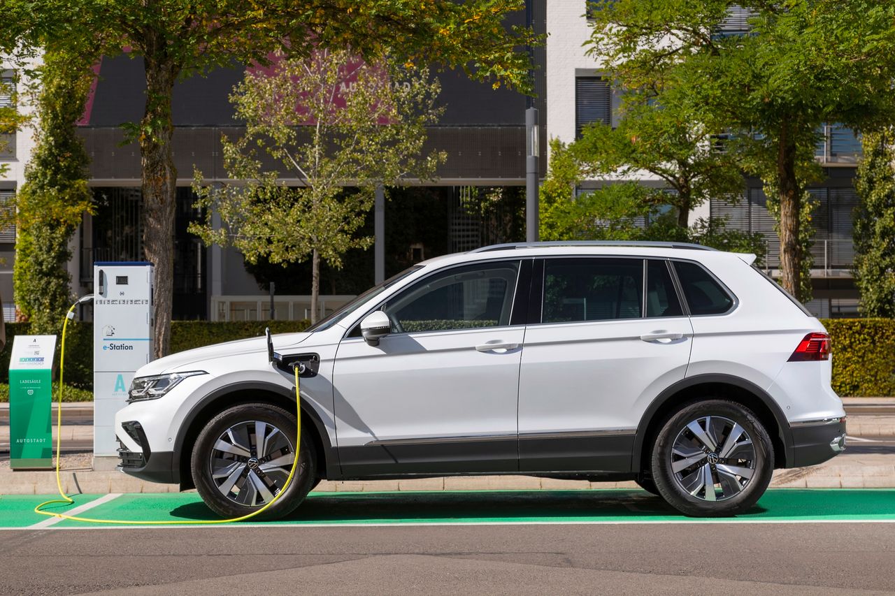 Volkswagen Tiguan eHybrid z polską ceną. Jest niższa od ceny Toyoty RAV4 Plug-in