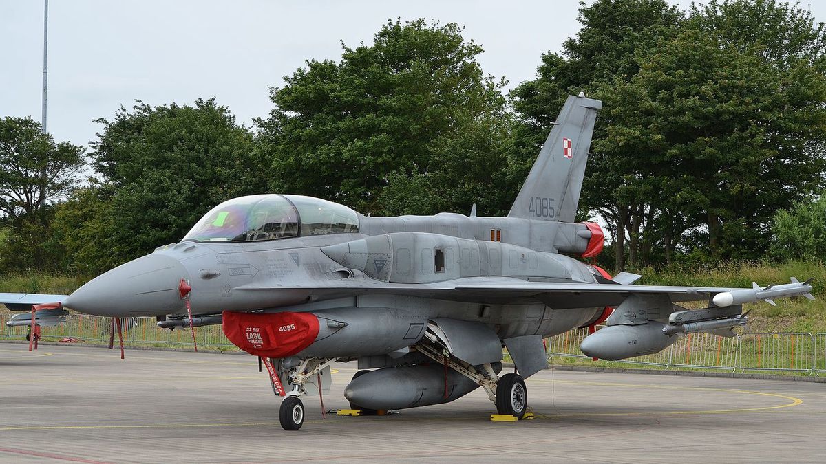 Za sterami F-16 usiadła pierwsza kobieta. Przeszła 