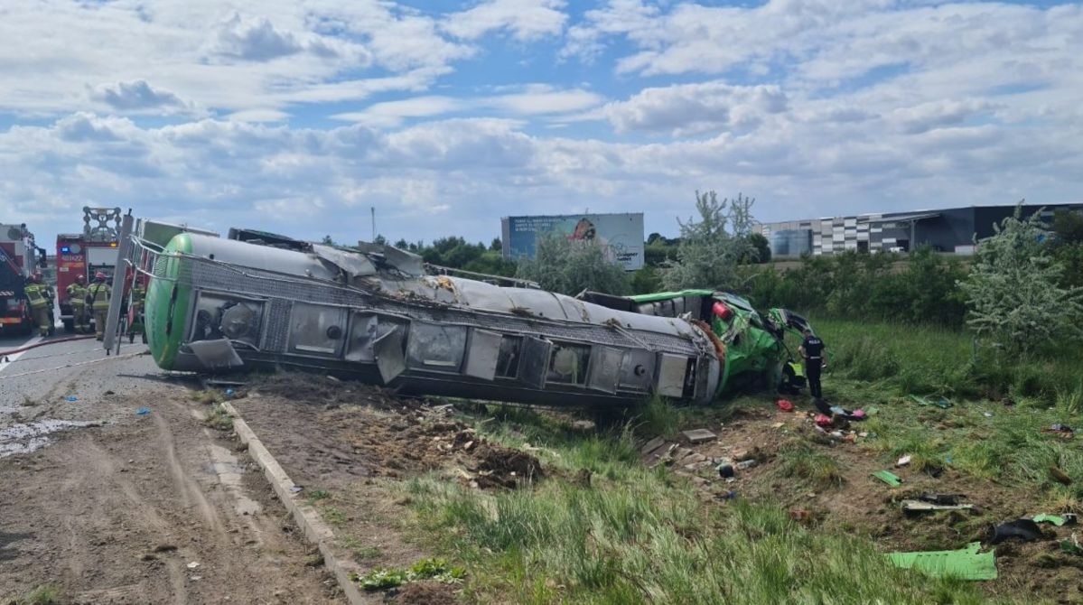 Nocne utrudnienia na A4 między Bochnią a Brzeskiem. Służby usuwały rozbitą cysterną