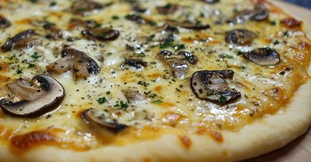 Biorę twaróg i kilka składników. Pizza na takim spodzie jest lepsza niż tradycyjna