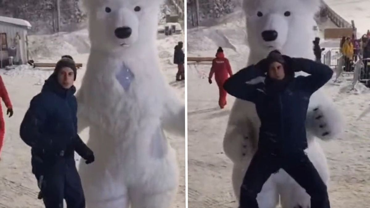 Maciej Kot w tańcu z maskotką białego misia.