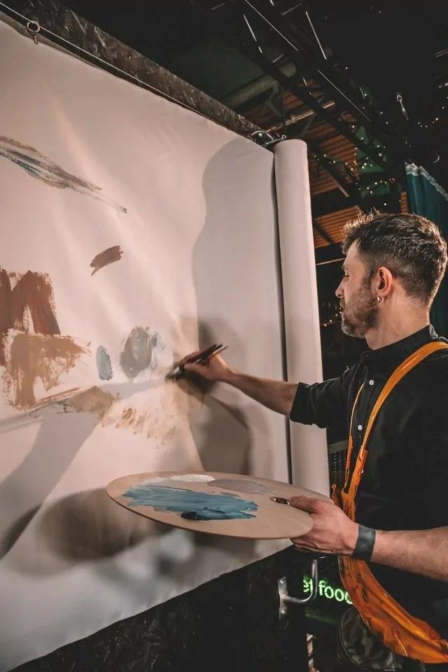 Artysta Karol Prochacki i jego pierwsze pociągnięcia pędzlem na atłasie